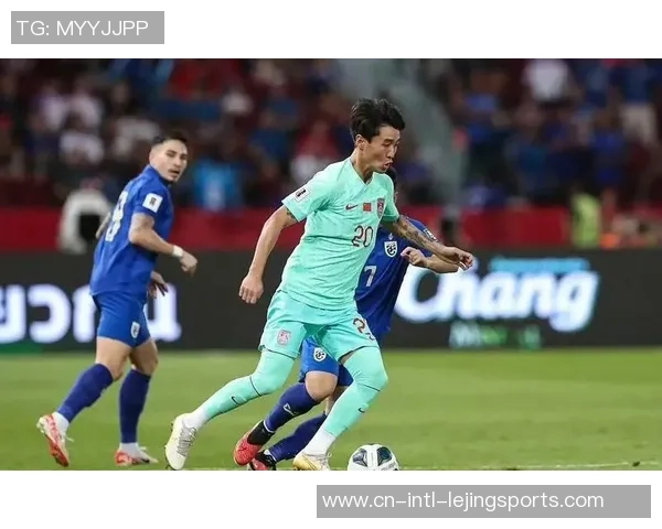 搏击赛场中国选手一脚致胜令泰国对手当场投降